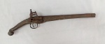 MILITARIA, uma (1) antiga arma de um cano, dita de pederneira (acionamento snaplock), confeccionada em aço com detalhes em bronze, confecção artesanal, carregamento pela boca, possui inúmeros defeitos, inutilizada para disparo, sem marca de manufatura aparente, medindo 50 cm comprimento, observação: este item não pode ser enviado via Correios.