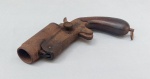 MILITARIA, uma (1) antiga arma sinalizadora, confeccionada em aço, possui bastante sinais de oxidação, cabo em madeira, sem marca de manufatura aparente, medindo 19,5 cm comprimento, observação: este item não pode ser enviado via Correios.