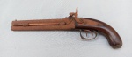 MILITARIA, uma (1) antiga garrucha de dois canos, dita dois tiros e uma corrida, carregamento pela boca, acionamento com espoleta, possui bastante sinais de oxidação, confeccionada em aço, cabo em madeira com detalhes em bronze e compartimento para munição, lateral do cano com soquete acoplado, inutilizada para disparo, sem marca de manufatura aparente, medindo 31 cm comprimento, observação: este item não pode ser enviado via Correios.