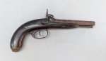 MILITARIA, uma (1) antiga garrucha de dois canos, dita dois tiros e uma corrida, carregamento pela boca, acionamento com espoleta, possui sinais de oxidação, confeccionada em aço, cabo em madeira com detalhes em bronze e compartimento para munição, inutilizada para disparo, sem marca de manufatura aparente, possui o soquete que encaixa na parte de baixo do cano, medindo 26 cm comprimento, observação: este item não pode ser enviado via Correios.
