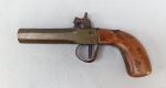 MILITARIA, uma (1) antiga garrucha de um cano octogonal, carregamento pela boca, acionamento com espoleta, confeccionada em bronze, cabo em madeira, inutilizada para disparo, sem marca de manufatura aparente, medindo 18 cm comprimento, observação: este item não pode ser enviado via Correios.