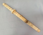 CUTELARIA, um (1) KATANA, com lâmina em aço (sinais de oxidação), com acabamento em latão, tsuba, empunhadura e bainha, confeccionados em marfim e/ou osso, entalhes figurativos representando cotidiano oriental, possui defeitos e pequenas perdas, vide foto, medindo 46 cm comprimento.
