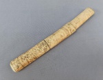 CUTELARIA, um (1) TANTO, com lâmina em aço (sinais de oxidação), com acabamento em latão, empunhadura e bainha, confeccionados em marfim e/ou osso, entalhes figurativos representando cotidiano oriental, possui defeitos e pequenas perdas, vide foto, medindo 26 cm comprimento.