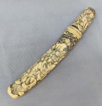 CUTELARIA, um (1) TANTO, com lâmina em aço (bastante sinais de oxidação), com acabamento em metal dourado, empunhadura e bainha confeccionados em resina na tonalidade marfim, ornamentação relevada em cenas do cotidiano oriental com diversas figuras,possui pequenas perdas e bicados, vide foto, medindo 28,5 cm comprimento.