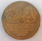 NUMISMÁTICA, uma (1) medalha em bronze, ano 1960, comemorativa a Inauguração de Brasília e Visita do Presidente dos EUA Eisenhower, cunhada pela Casada Moeda do Brasil no Rio de Janeiro, gravador BR (Benedito de Araújo Ribeiro,nascido em 1913; em 1929 ingressou na Casa da Moeda), medindo 50 mm, excelente estado de conservação.