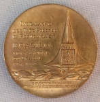 NUMISMÁTICA, uma (1) medalha em bronze, ano 1960, comemorativa a Instalação dos Três Poderes da República em Brasília, cunhada pela Casada Moeda do Brasil no Rio de Janeiro, gravador BR (Benedito de Araújo Ribeiro,nascido em 1913; em 1929 ingressou na Casa da Moeda), medindo 50 mm, excelente estado de conservação.