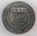 NUMISMÁTICA, uma (1) medalha em bronze prateado, comemorativa aos 30 anos da Associação dos Antigos Funcionários do Banco do Brasil 1951  1981, medindo 50 mm diâmetro, muito bom estado de conservação.
