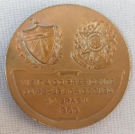 NUMISMÁTICA, uma (1) medalha em bronze, ano 1960, comemorativa a Inauguração de Brasília e Visita do Presidente de Cuba, Oswaldo D. Torrado, cunhada pela Casada Moeda do Brasil no Rio de Janeiro, gravador BR (Benedito de Araújo Ribeiro,nascido em 1913; em 1929 ingressou na Casa da Moeda), medindo 50 mm, excelente estado de conservação.