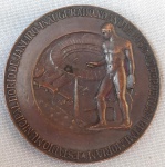 NUMISMÁTICA, uma (1) medalha em bronze, ano 1950, comemorativa a Inauguração do Estádio Municipal do Rio de Janeiro (Maracanã), Prefeito Ângelo Mendes de Moraes e Presidente Eurico Gaspar Dutra, gravador Frederico Lohmann (Industria Metalúrgica F. Lohmann Filho & Companhia Ltda., RJ), medindo 55 mm diâmetro, muito bom estado de conservação.