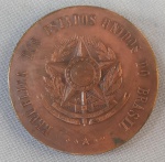 NUMISMÁTICA, uma (1) medalha em bronze, ano 1956, comemorativa a Posse do Presidente Juscelino Kubitschek de Oliveira, cunhada pela Casada Moeda do Brasil no Rio de Janeiro, gravador Orlando Moutinho Maia (nasceu no Rio de Janeiro em1916 e ingressou na Casa da Moeda em 1930 como aprendiz), medindo 50 mm, excelente estado de conservação.