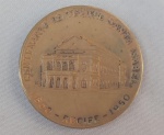 NUMISMÁTICA, uma (1) medalha em bronze, ano 1950, comemorativa ao Centenário do Teatro Santa Isabel  Recife, Louis Léger Vauthier 1815  1877; Barão da Boa Vista 1802  1870, cunhada pela Casada Moeda do Brasil no Rio de Janeiro, atribuída ao gravador Orlando Moutinho Maia (nasceu no Rio de Janeiro em1916 e ingressou na Casa da Moeda em 1930 como aprendiz), medindo 50 mm, excelente estado de conservação.