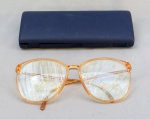 DIVERSOS, um (1) óculos marcado SAFILO Sporting 417 Frame Italy, anos 90, cor tortoise, em celuloide, lentes de grau bifocais, acompanha case adaptada; usado com desgastes.