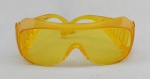 DIVERSOS, um (1) óculos de segurança pró Vision âmbar Carbografite, com hastes fixas, proteção lateral ventilada, lente única em duro policarbonato, permite a sobreposição em óculos de grau, filtra 99,9% raios ultravioleta, possui orifícios para cordão; usado com desgastes.