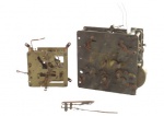 RELÓGIOS, Sucata de relojoeiro, lote com duas máquinas para relógios de parede. Ideal para reparos e reposições. Medida maior: 15x13,5cm / menor: 10x10cm.