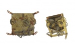 RELÓGIOS, Sucata de relojoeiro, lote com duas máquinas para relógios de parede. Ideal para reparos e reposições. Medida maior: 12x12,5cm / menor: 9,5x11cm.