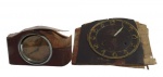 RELÓGIOS, Sucata de relojoeiro, lote com duas máquinas para relógios de parede, sendo 1 despertador da manufatura JUNGHANS e 1 de mesa, com manufatura não identificada. Ideal para reparos e reposições. Medida 18cm / 8,5x14x14cm. / 11cm / 7x12cm.
