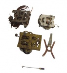 RELÓGIOS, Sucata de relojoeiro, sendo 3 maquinas, 1 suporte e 1 pendulo, ideal para reparos e reposições de relógios. Med.: Maior: 10x10cm / Menor: 9x12cm.