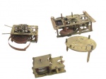 RELÓGIOS, Sucata de relojoeiro, 4 peças para montagem, sendo: 3 maquinas e 1 suporte, ideal reparos e reposições de relógios. Med.: Maior: 14x12cm / Menor: 7x5cm.