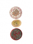 DIVERSOS, Três pratos decorativos confeccionados em terracota vitrificada, de modelos, decorações e feitios distintos. 2 bicados, 1 colado, no estado. 2 assinados. Med.: 30cm / 23cm / 20,5cm.