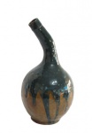 DIVERSOS, Garrafa em barro vitrificado, com pintura acidada nas tonalidades marrom e verde, assinada no verso. Med.: 16cm.