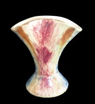 ARTE POPULAR, Vaso em barro cozido, esmaltado em policromia, base circular, assinado. Med.: 20x19x8,5cm.