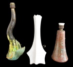 DIVERSOS, Lote com 3 peças, sendo A) 1 abajur para 1 lâmpada em barro, esmaltado em policromia (28cm, sem fiação), B) 1 jarra em cerâmica vitrificada na tonalidade branca, craquele, possui bicados e rachados (34cm) e C) 1 abajur para 1 lâmpada representando pássaro em rica policromia (42cm), 3 peças assinadas.