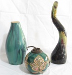 CERÂMICAS, Lote com 3 peças, sendo: A) 1 vaso bojudo em cerâmica vitrificada com pintura acidada na tonalidade verde e azul (23cm), B) 1 vaso solifleur em cerâmica vitrificada com pintura acidada policromada, possui rachados e colados (34cm) e C) 1 abajur em cerâmica vitrificada na tonalidade verde, com pintura de florões em policromia, possui colados e rachados, fiação no estado (12cm), as 3 peças assinadas.