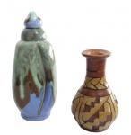 DIVERSOS, Lote com 2 peças, sendo: A) 1 garrafa em cerâmica vitrificada com pintura acidada (24,5cm) e B) 1 vaso em barro com decoração Marajoara (17x6cm).