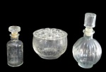 VIDROS, Lote com 3 peças em vidro translucido, sendo: A) 1 licoreira, decorada em gomos com corpo bojudo (19cm), B) 1 vidro de farmácia (13cm) e C) 1 floreira em cristal translucido, ricamente lapidado por flores e folhagens em baixo relevo, tampa em vidro translucido (10x13cm).