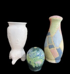 DIVERSOS, Lote com 3 peças, sendo: A) 1 peanha em faiança vitrificada com decoração floral em relevo, possui craquele (28,5cm), B) 2 bases de abajur em terracota vitrificada, esmaltadas em policromia, tamanhos e formatos distintos, assinado IVOTICI (34cm / 13cm).