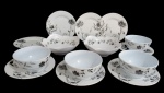 UTIL GOODS, Lote com 14 peças em plástico rígido com pintura de flores e folhagens na tonalidade preta, sendo: A) 2 saladeira (16,5x19cm), B) 8 pratos para sobremesa (18cm) e C) 4 cumbucas (6x12,5cm).