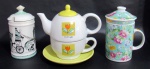 PORCELANA, Lote com 3 peças confeccionadas em porcelana esmaltada, sendo: A) 1 xícara para chá, com encaixe para bule, na tonalidade branca com pintura de flores e folhagens em policromia, pires e tampa na cor amarela (15x17x10cm), B) 1 canela com tampa para chá, com pintura de flores e folhagens em rica policromia, interior com recipiente para chá (14x10x7,5cm) e C) SALER, 1 porta mel, com pintura de carruagem com figuras em policromia, pega da tampa sextavada, possui 1 fio de cabelo (15x7cm).