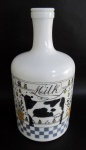 VIDROS, Garrafa para leite em vidro opalinado, com pintura de vaca, vaso de flores e frutos em policromia, não possui tampa. Med.: 26,5cm.