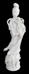 ESCULTURAS, Escultura em porcelana esmaltada na tonalidade branca representando Kuan Yin, Deusa da Misericórdia. Med.: 40cm.