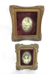 FOTOGRAFIA, Dois quadros camafeu representando figura feminina, moldura em resina com decoração floral e perolada com vazados, 1 com vidro boleado, pintura em papel. Med.: 21x18,5cm / 18,5x16,5cm.