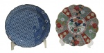 PORCELANA, Dois pratos decorativos, confeccionados em porcelana esmaltada, sendo: A) 1 na tonalidade azul com pintura de motivos florais e elementos geométricos na tonalidade azul, borda filetada a prata (19cm) e B) 1 com pintura de vaso de flores, flores e elementos geométicos em policromia, borda ondulada filetada a ouro (19cm). Ambos marcados no fundo.