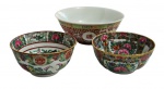 PORCELANA ORIENTAL, Três bowls em porcelana esmaltada em rica policromia, modelos e decorações distintas. Med.: 7x16cm / 6x11,5cm.