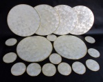 DIVERSOS, Lote com 18 peças, confeccionadas em plástico rígido representando madrepérola, sendo: A) 6 descansa pirex (31cm) e B) 12 porta copos (10cm).
