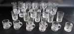 CRISTAIS/VIDROS, Lote com 32 copos em cristais e vidros de modelos, tamanhos e feitios distintos. Med.: Maior: 10x5cm. Menor: 5x5x4cm. 1 taça bicada.