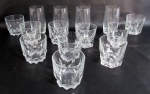 CRISTAIS/VIDROS, Lote com 14 copos, sendo: A) 4 copos para agua em cristal translucido (13,5x6,5cm) e B) 10 copos para whisky em vidro translucido facetado da manufatura ARCOROC (8,5x8,5cm).