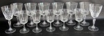 CRISTAIS, Lote com 13 taças em cristal translucido, sendo: A) 6 para agua, lapidado por sulcos e haste facetada (16x8,5cm), B) 5 para vinho, lapidado por sulcos e haste facetada (13x7,5cm) e C) 2 para vinho com lapidação em baixo relevo por sulcos e bico de jaca, haste facetada (16,5x8cm).