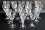 CRISTAIS, Lote com 15 taças em cristal translucido, lapidação dita: Dedão, sendo: A) 5 para agua (18x8cm) (1 bicado), B) 4 para vinho tinto (16x7,5cm) e C) 6 para vinho branco (14x6,5cm).