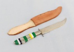 CUTELARIA NORDESTINA, um (1) pequena faca do tipo adaga confeccionada artesanalmente, lâmina cromada e sem gume, cabo em polímero, bainha em couro, medindo 14,5 cm comprimento.