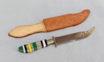 CUTELARIA NORDESTINA, um (1) pequena faca do tipo adaga confeccionada artesanalmente, lâmina cromada e sem gume, cabo em polímero, bainha em couro (descosturando), medindo 14,5 cm comprimento, sinais de oxidação.