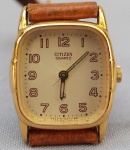 RELÓGIO, um (1) de pulso da marca CITIZEN (estabelecida em 1918 no Instituto de Pesquisa SHOKOSHA WATCH, no Japão; em 1924 produziu seu primeiro relógio de bolso; em 1930 virou CITIZEN WATCH Co.; em 1931 produziu seu primeiro relógio de pulso; em 1952 produziu o primeiro relógio de fabricação japonesa com calendário; em 1955 passou a exportar relógios de pulso; em 1993 lança o primeiro relógio controlado por rádio; em 1996 lança o primeiro relógio a energia solar; em 2007 virou CITIZEN HOLDINGS Co.; em 2011 lança o primeiro relógio sincronizado por satélite; em 2016 tornou a virar CITIZEN WATCH Co.), movimento quartz, mostrador com algarismos arábicos, caixa em metal dourado, medindo 20 x 20 mm, pulseira em couro, aparentemente em bom estado, usado, não testado e sem garantia, possivelmente demanda bateria.
