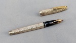 CANETA, uma (1) tinteiro da marca SHEAFFER, Made in USA, corpo em PRATA STERLING (teor 925 milésimos), pena espessada a ouro 14k, usada, não testada e sem garantia,acondicionada em estojo da mesma marca, acompanha fôlder explicativo, vide foto.