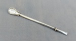 OURIVESARIA GAÚCHA, uma (1) pequena bomba para chimarrão, confeccionada em metal prateado, manufatura CORNETA (uma das pioneiras em cutelaria no Brasil, fundada pelos irmãos Berg, com tradição no ramo desde 1787 na Alemanha, começou as atividades comerciais no Brasil em 1902 e passou a fabricar aqui a partir de 1932, sofreu intervenção em 1943 devido a Segunda Guerra e a partir de 1948 tornou-se 100% nacional), medindo 13,5 cm comprimento, pelo tamanho é para bomba feminina própria para o Tereré (infusão de erva mate gelado), patilha fixa, haste cilíndrica, somente um aro no lugar do botão de rosa, boquilha lisa continuação da haste, usada, vide foto.