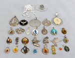 ARTE SACRA E OUTROS, vinte e oito (28) itens diversos, dentre medalhas, terço, pingentes, esculturas, etc., confeccionados em materiais variados, alguns esmaltados, vide foto.