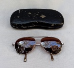 DIVERSOS, um (1) óculos marcado RAY-BAN RB6135 2502 56 - 13 140, modelo aviador, armação de metal, lentes para sol, plaquetas de silicone, acompanha case Ray-Ban no estado. Desgastes de uso.