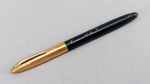 CANETA, uma (1) Sheaffer's, tinteiro, corpo preto, tampa espessada à  ouro, linha Fort Madson, pena original 14k Made in USA, enchimento touchdown; usada não testada e sem garantias de funcionamento, possui marca possessória.